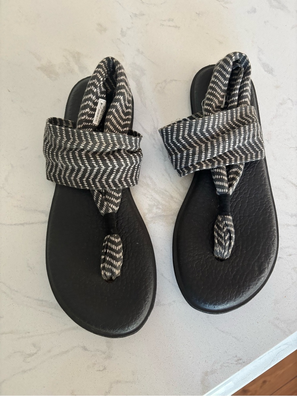 Sanuk Women’s Size 9 Black & White Fabric Sling Sandals